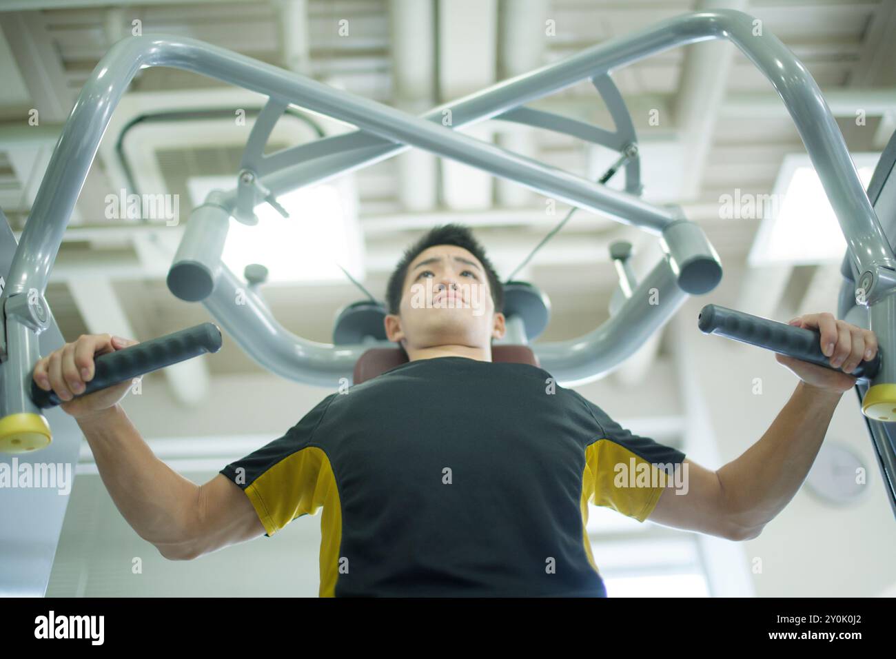 Homme entrainant dans le gymnase Banque D'Images