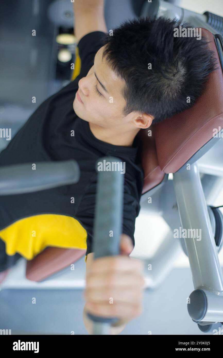 Homme entrainant dans le gymnase Banque D'Images