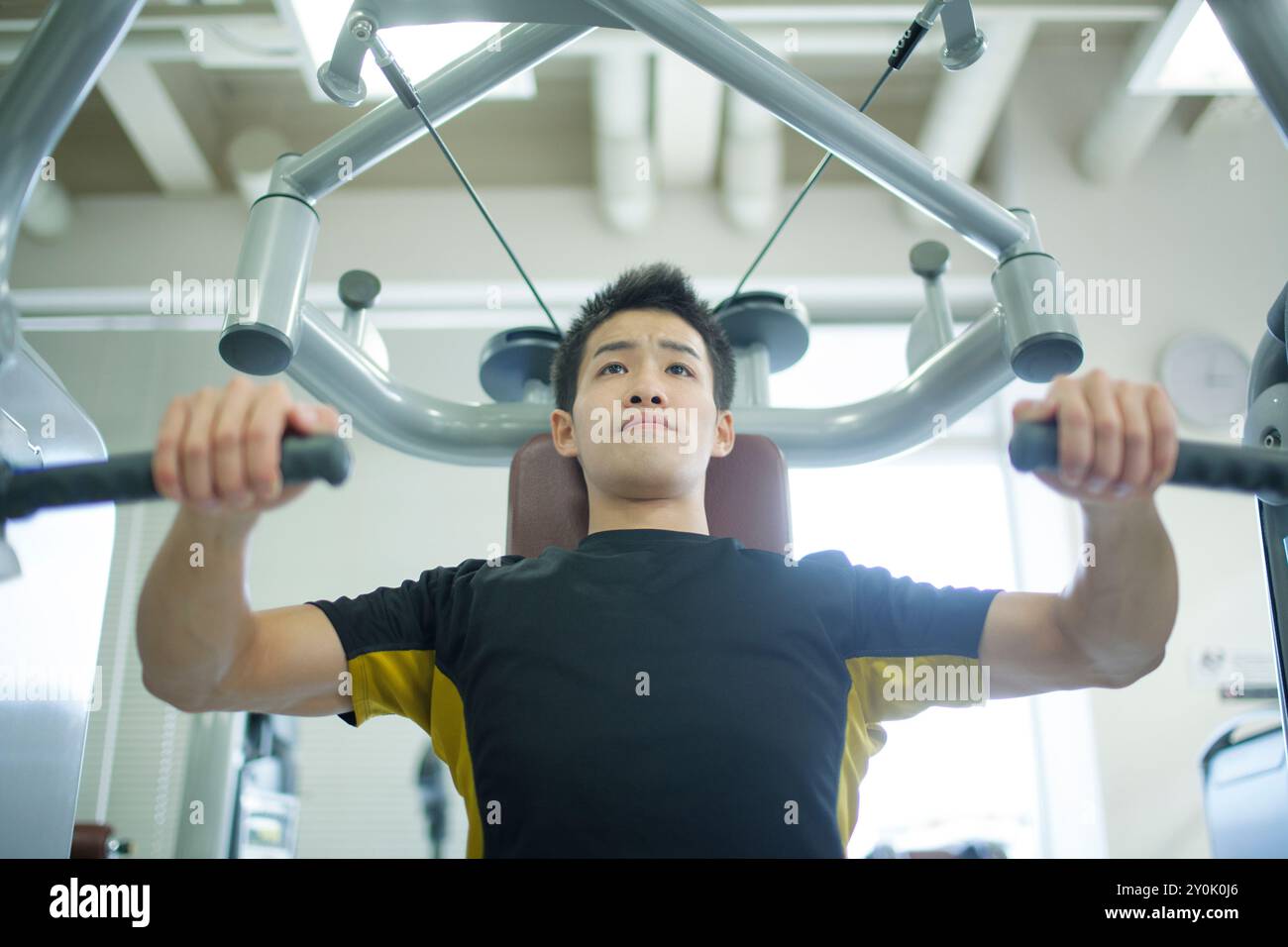 Homme entrainant dans le gymnase Banque D'Images