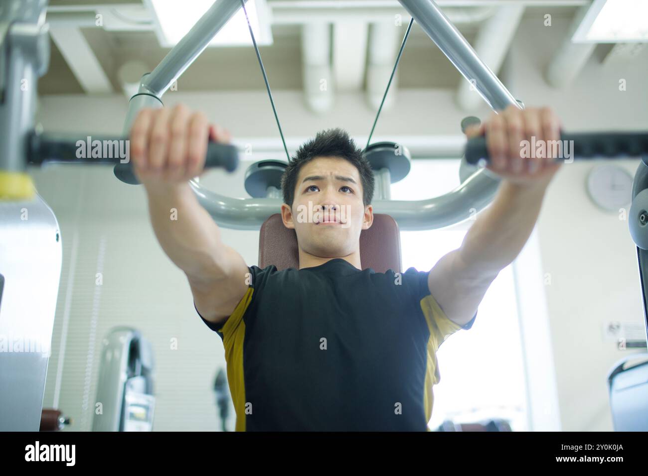 Homme entrainant dans le gymnase Banque D'Images