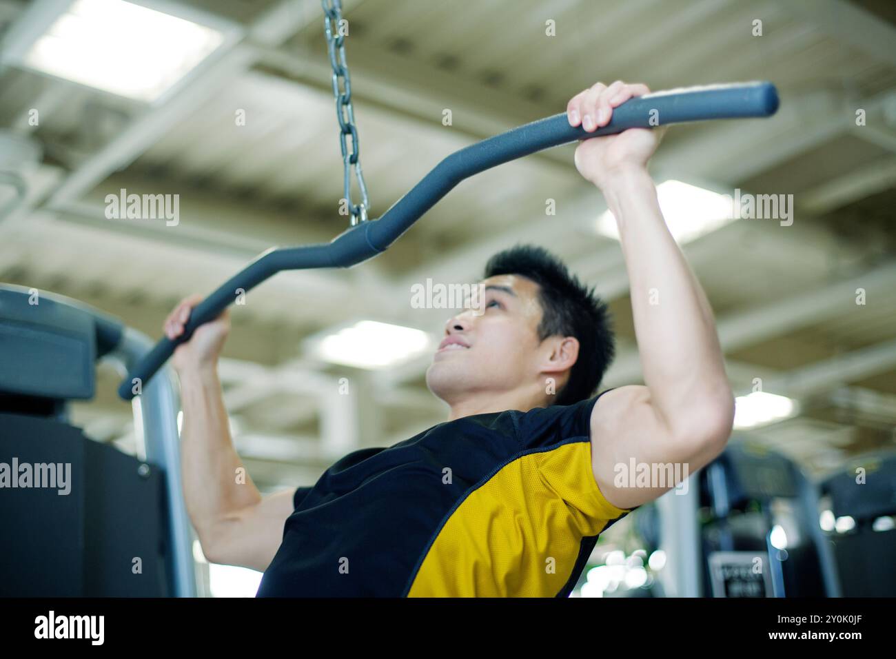 Homme entrainant dans le gymnase Banque D'Images