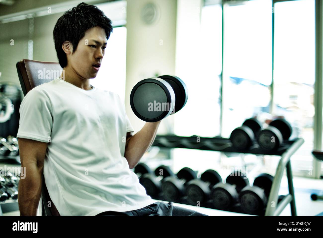 Homme entrainant dans le gymnase Banque D'Images
