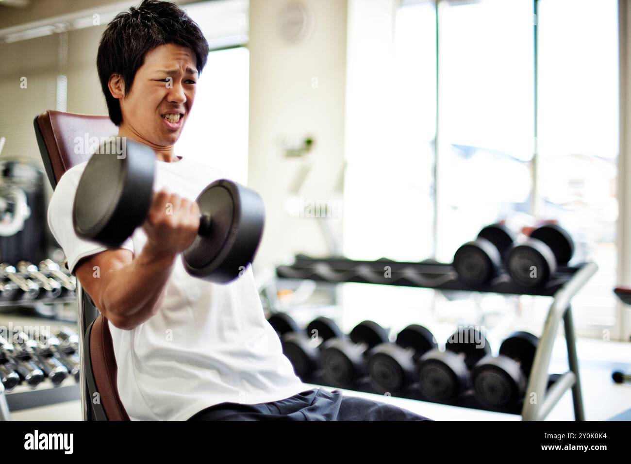 Homme entrainant dans le gymnase Banque D'Images