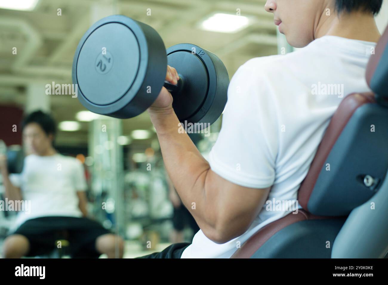 Homme entrainant dans le gymnase Banque D'Images