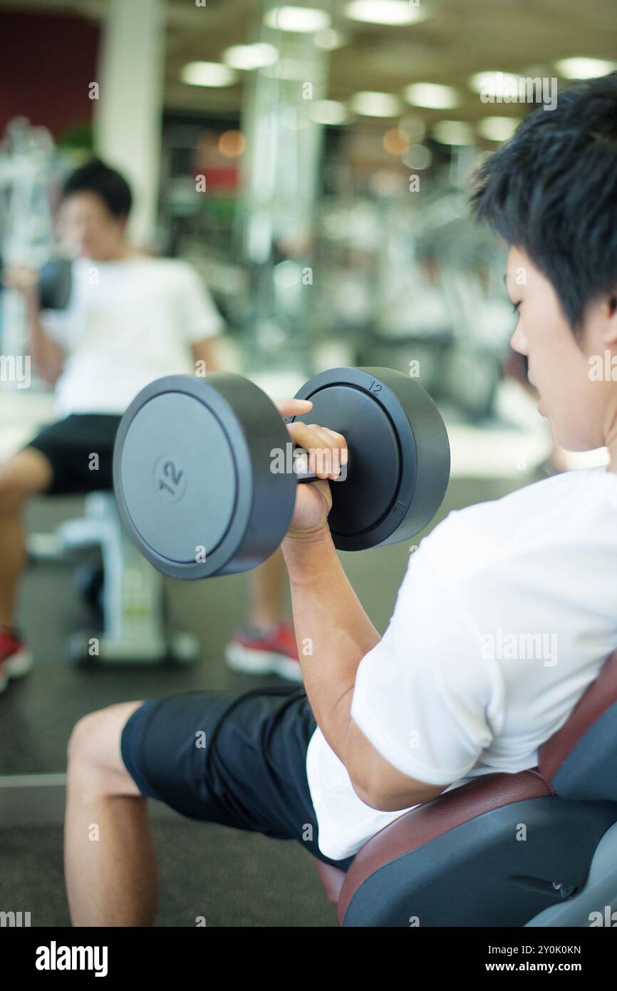 Homme entrainant dans le gymnase Banque D'Images