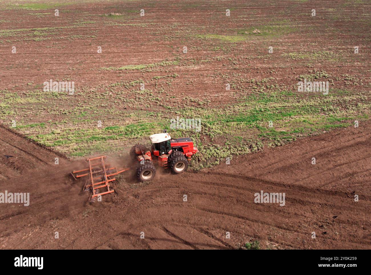 Machine agricole la récolte dans les champs. Le tracteur tire sur un mécanisme pour la fenaison. La récolte en automne le matin à l'aube. de l'agrobusiness en t Banque D'Images