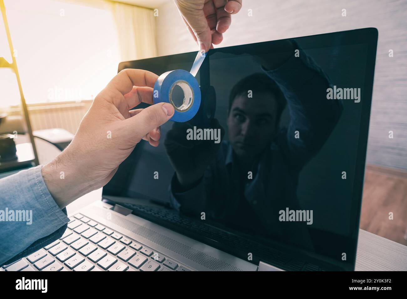 espionner des individus par le biais d'une caméra d'ordinateur. La CIA ou la NSA surveille ses citoyens. la manie de persécution. Espionnage de la vie privée via webcam. Banque D'Images
