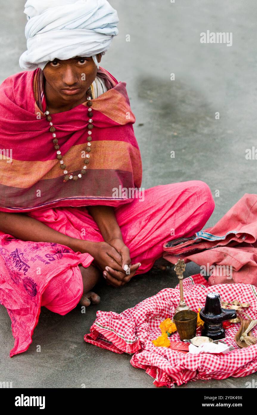 Portrait d'un pèlerin hindou exécutant une cérémonie de puja à Gangasagar, Bengale occidental, Inde. Banque D'Images