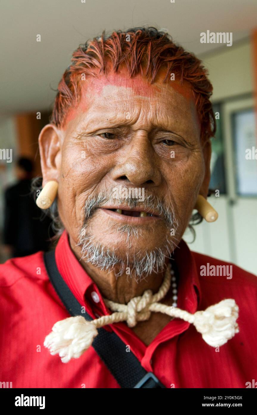 Un homme portant un Brésilien d'oreille traditionnels. Banque D'Images