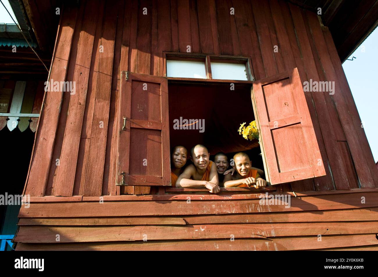 Jeunes moines bouddhistes regardant le temple bouddhiste dans la ville frontalière de Houei Xay, Laos. Banque D'Images