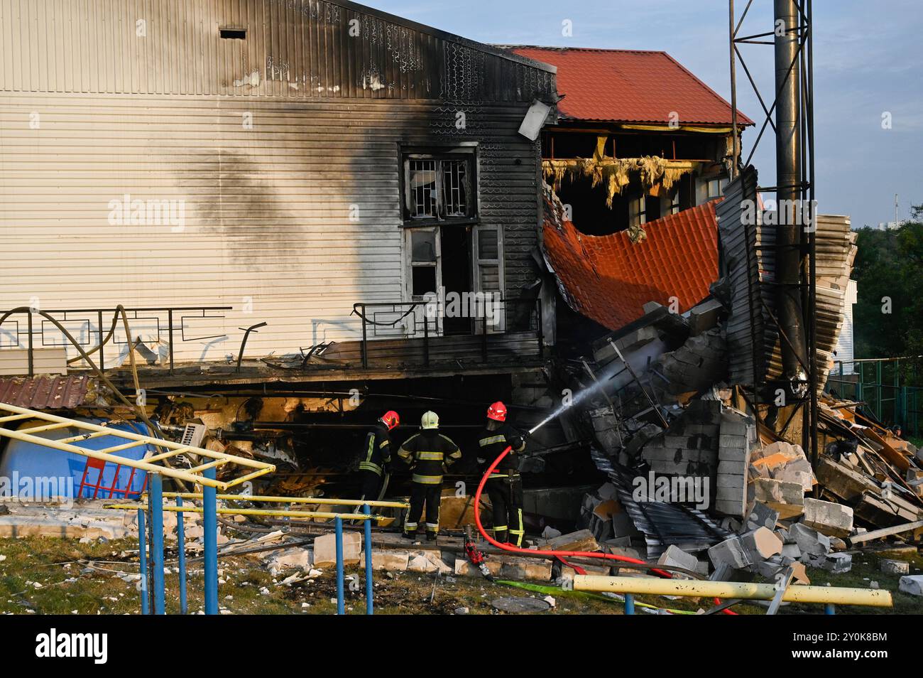 Kiev, Ukraine. 02 septembre 2024. Les sauveteurs éteignent un incendie dans le gymnase détruit de l'Académie internationale de gestion du personnel, qui a souffert d'une attaque de missile par l'armée russe à Kiev. L'armée russe a infligé un coup de missile sur la capitale de l'Ukraine, Soumy, et la région de Kharkiv. Les forces de défense aérienne ukrainiennes ont abattu 9 missiles balistiques et 13 missiles de croisière. Crédit : SOPA images Limited/Alamy Live News Banque D'Images