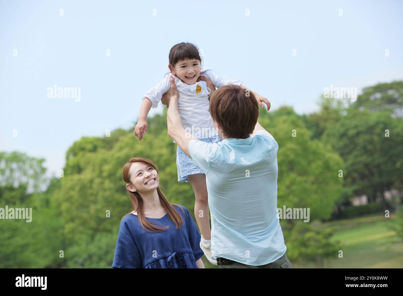 Famille japonaise jouant dans un parc Banque D'Images