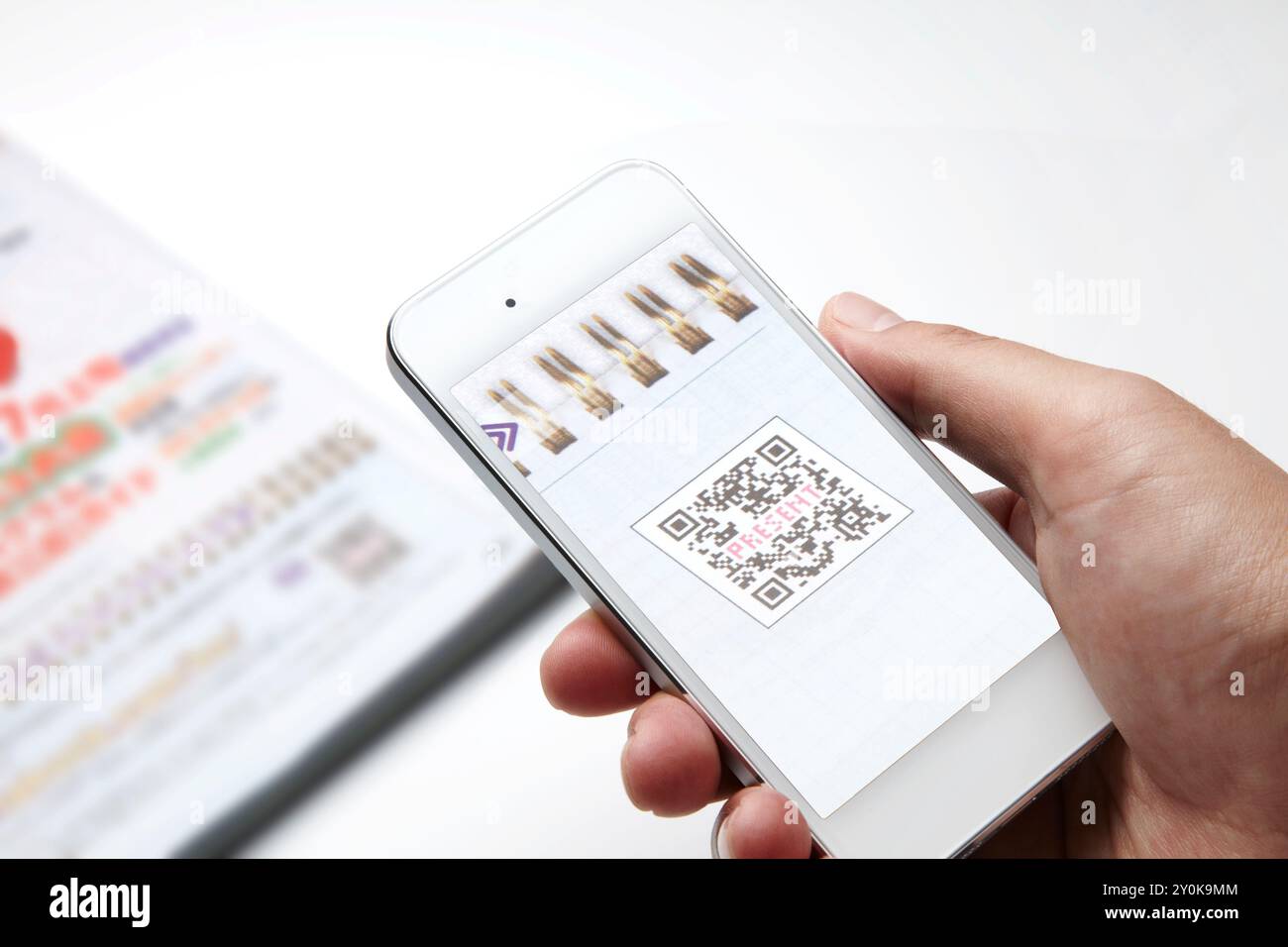 Smartphone lisant un code QR Banque D'Images