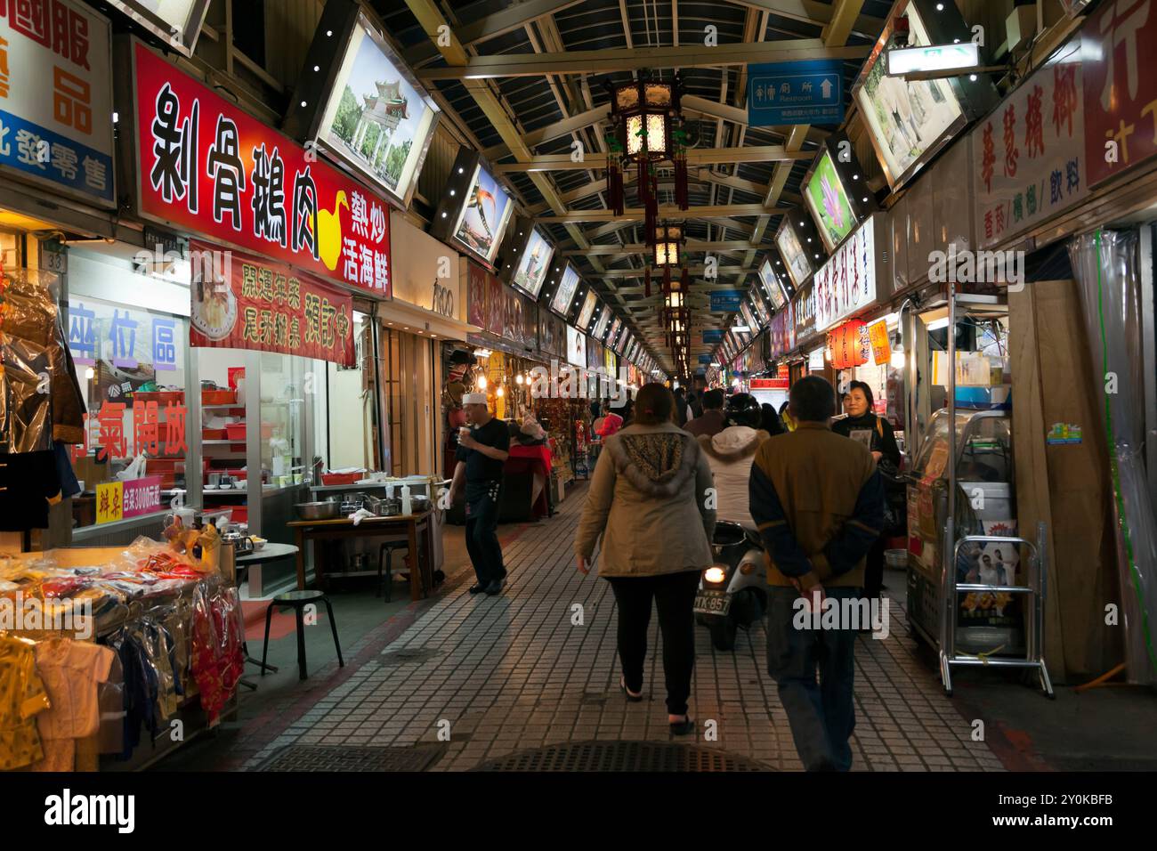 Touristes au marché nocturne de Huaxi Street Banque D'Images