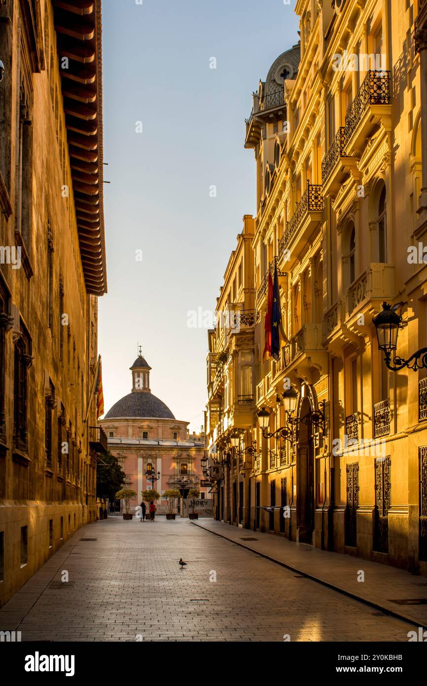 Rue pavée étroite et dôme de la cathédrale près de la Placa de la Mare de Deu, Valence, Espagne. Banque D'Images