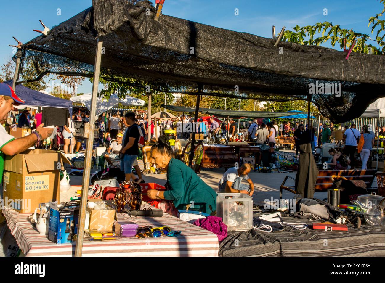 Rastro Mercadillo de domingo (marché aux puces du dimanche) Avenida dels Tarongers, Valence, Espagne. Banque D'Images