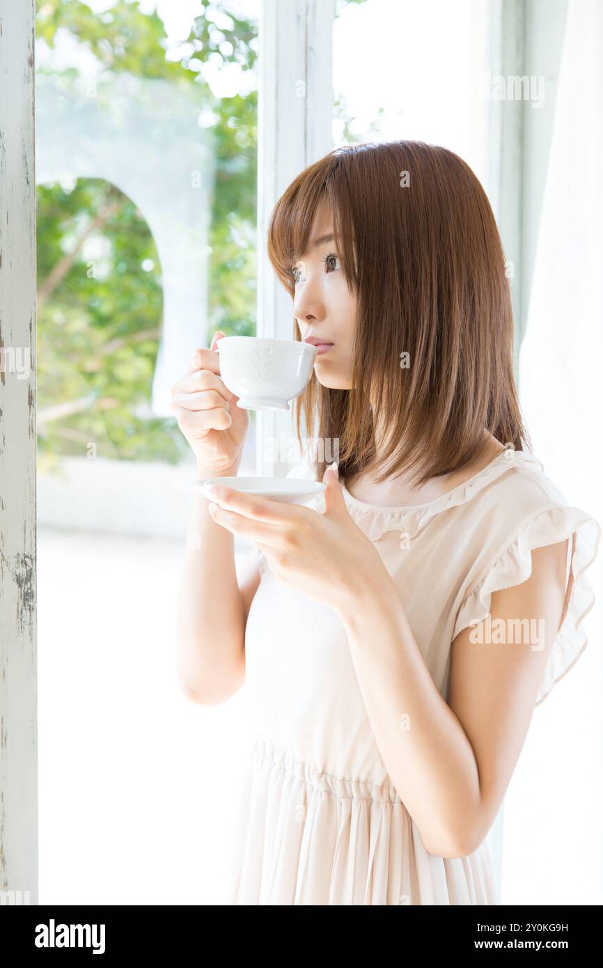 Woman drinking coffee Banque D'Images