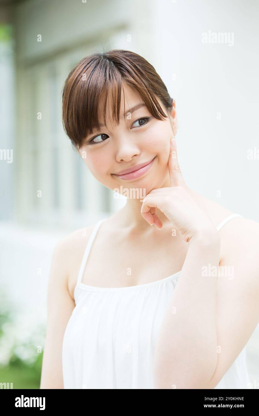 Jeune femme en camisole, image de soin de la peau Banque D'Images Jeune femme en camisole, image de soin de la peau Banque D'Images