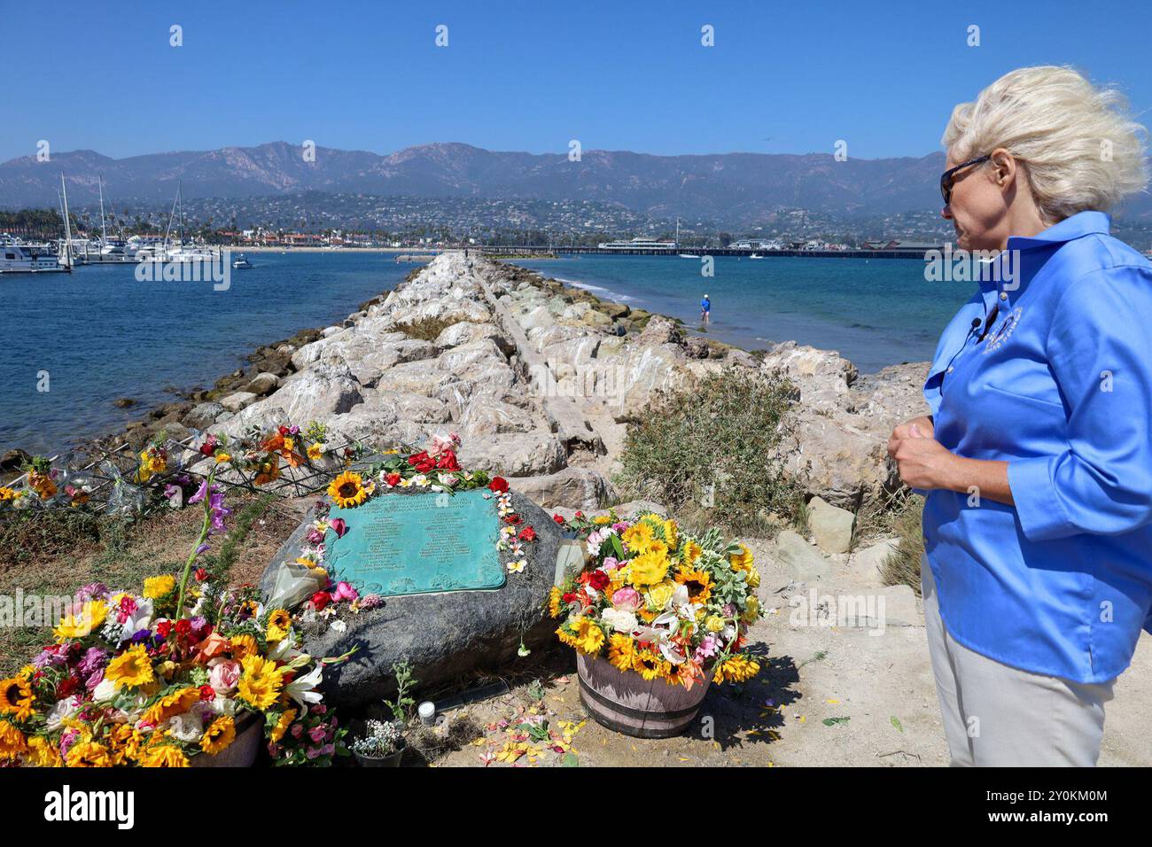 Santa Barbara, CA, États-Unis. 2 septembre 2024. Le 2 septembre 2024 marque le cinquième anniversaire de la tragédie de l'incendie du bateau conception dans les îles Anglo-Normandes, où 34 personnes ont été piégées sous le pont et tuées dans un incendie de bateau de plongée tard dans la nuit au large de l'île de Santa Cruz. La présidente du National Transportation Safety Board (NTSB), Jennifer Homendy, a animé une conférence de presse passionnée avec une douzaine de membres de la famille des victimes au mémorial de point Cabrillo dans le port de Santa Barbara. Ils ont collectivement exigé que la Garde côtière américaine mette enfin en œuvre les recommandations que le NTSB a émises au cours du dernier TW Banque D'Images