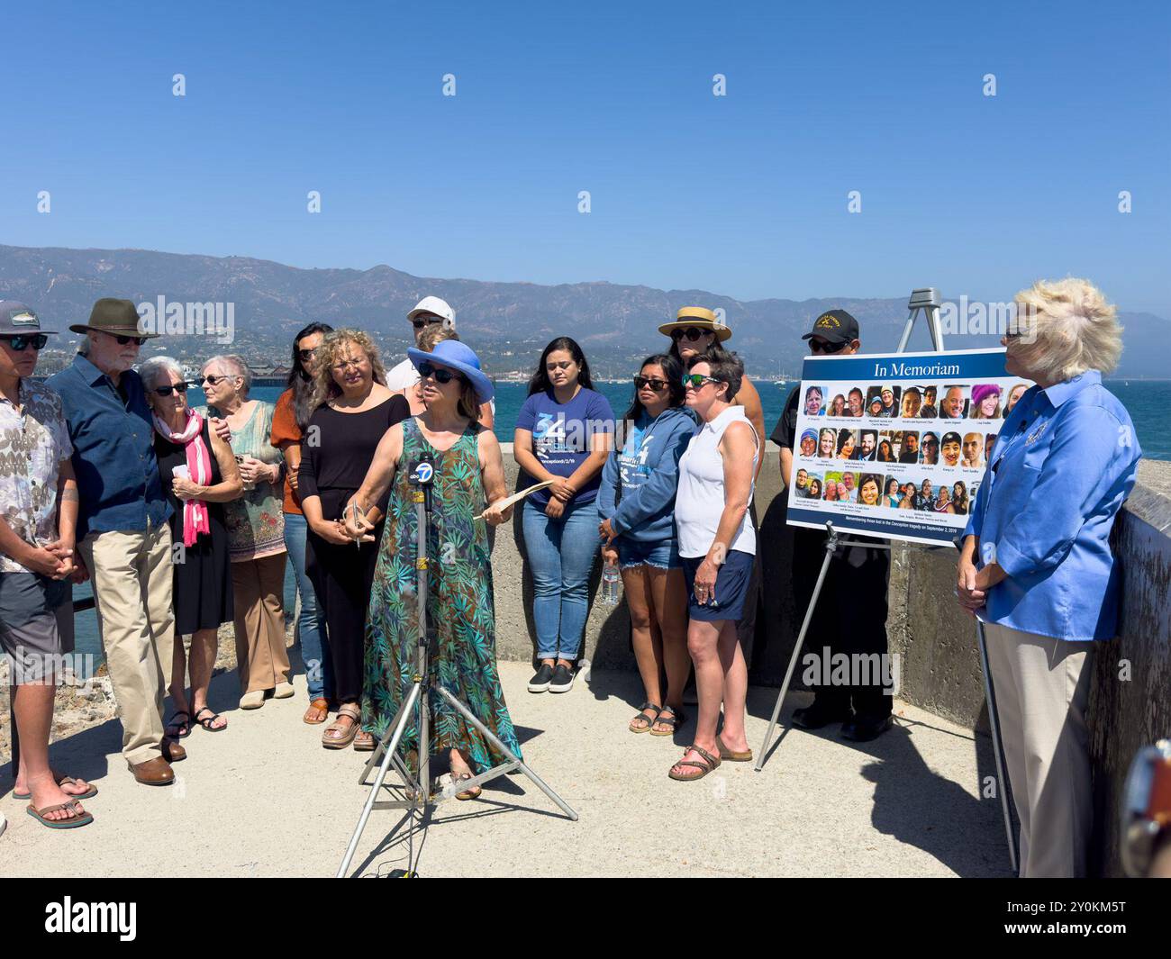 Santa Barbara, CA, États-Unis. 2 septembre 2024. Le 2 septembre 2024 marque le cinquième anniversaire de la tragédie de l'incendie du bateau conception dans les îles Anglo-Normandes, où 34 personnes ont été piégées sous le pont et tuées dans un incendie de bateau de plongée tard dans la nuit au large de l'île de Santa Cruz. La présidente du National Transportation Safety Board (NTSB), Jennifer Homendy, a animé une conférence de presse passionnée avec une douzaine de membres de la famille des victimes au mémorial de point Cabrillo dans le port de Santa Barbara. Ils ont collectivement exigé que la Garde côtière américaine mette enfin en œuvre les recommandations que le NTSB a émises au cours du dernier TW Banque D'Images