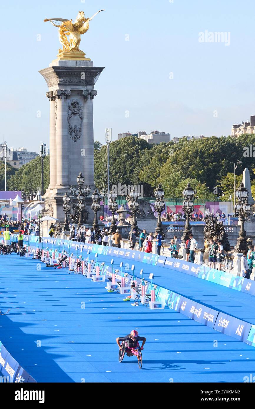 2 septembre 2024, Paris, France. Melissa Nicholls de Grande-Bretagne dans le para Triathlon féminin PTWC au Pont Alexandre III le jour 5 des Jeux Paralympiques de Paris 2024. Crédit Roger Bool / Alamy Live News Banque D'Images