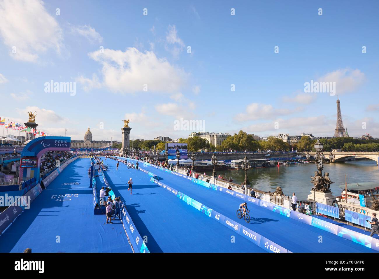 2 septembre 2024, Paris, France. Para Triathlon au Pont Alexandre III le jour 5 des Jeux Paralympiques de Paris 2024. Crédit Roger Bool / Alamy Live News Banque D'Images