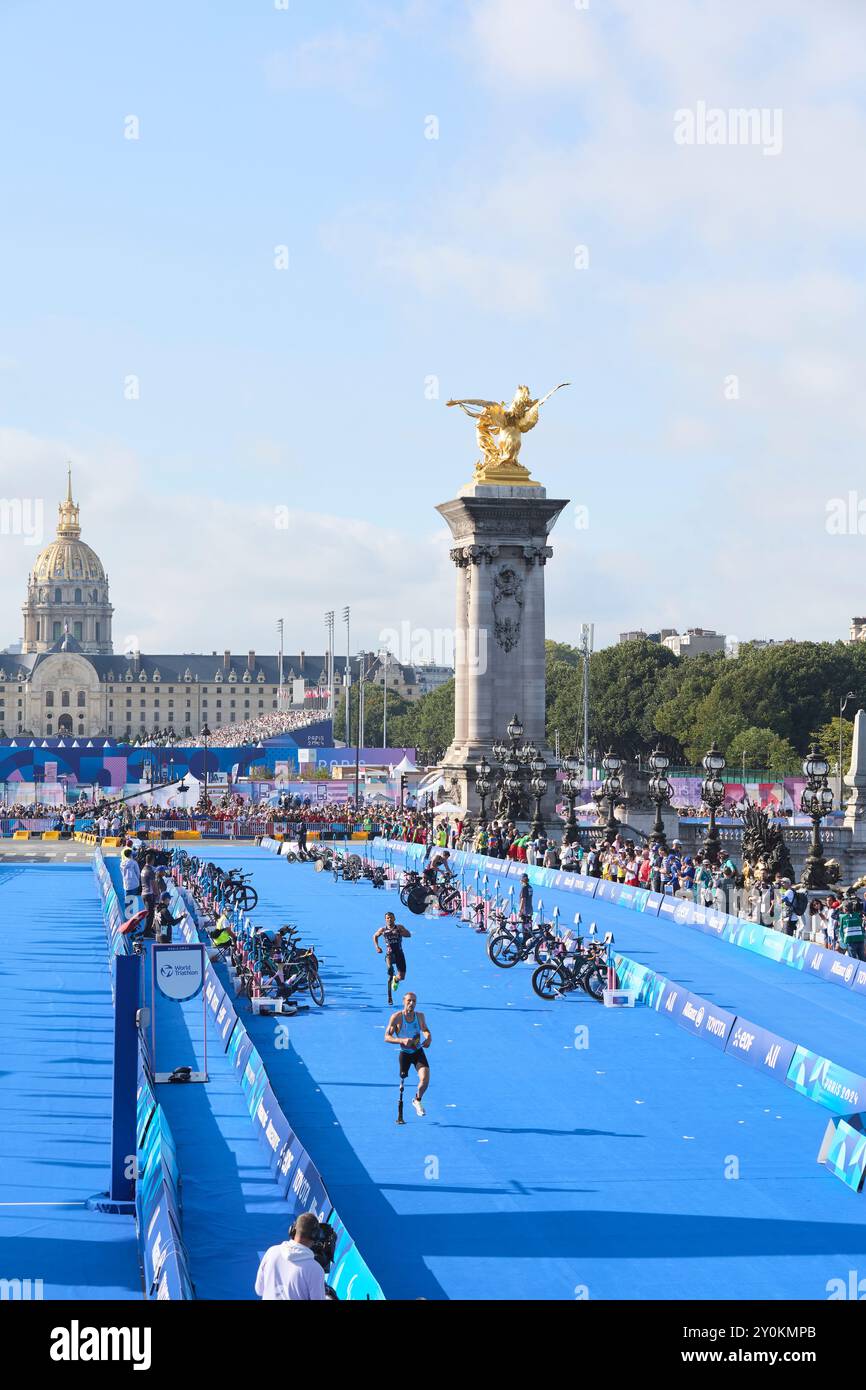 2 septembre 2024, Paris, France. Para Triathlon au Pont Alexandre III le jour 5 des Jeux Paralympiques de Paris 2024. Crédit Roger Bool / Alamy Live News Banque D'Images