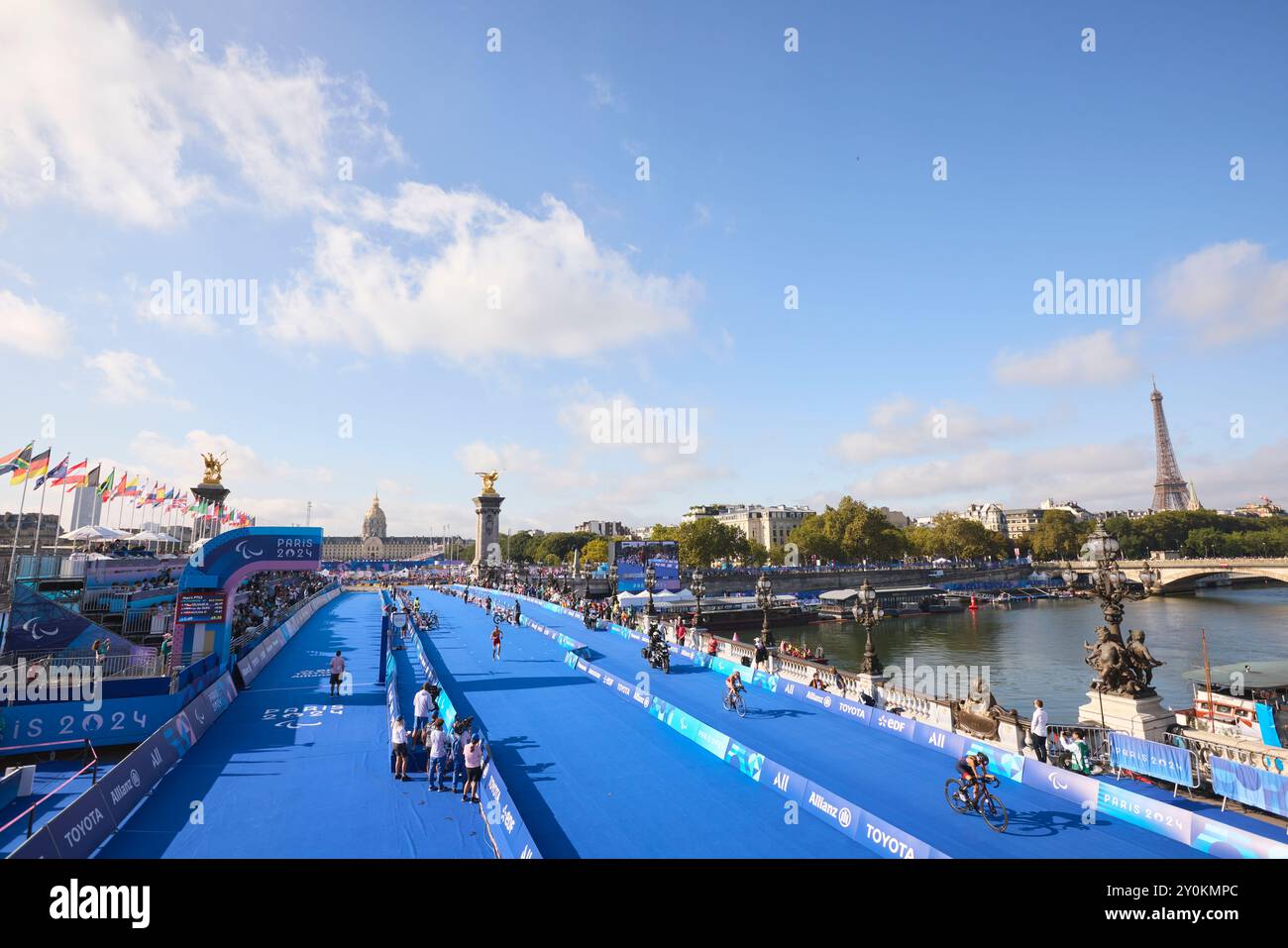 2 septembre 2024, Paris, France. Para Triathlon au Pont Alexandre III le jour 5 des Jeux Paralympiques de Paris 2024. Crédit Roger Bool / Alamy Live News Banque D'Images