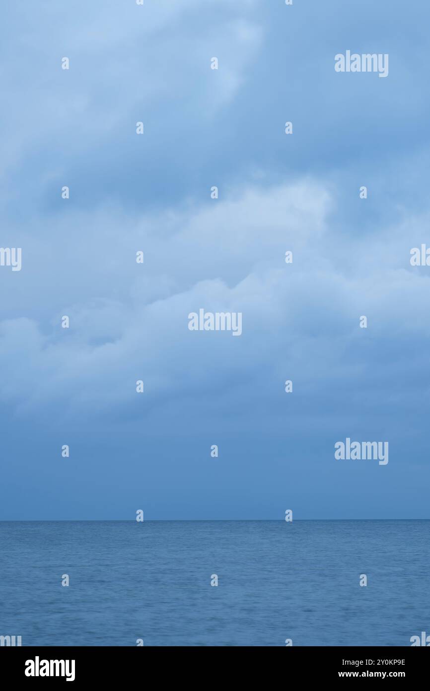 Les nuages et la mer Banque D'Images