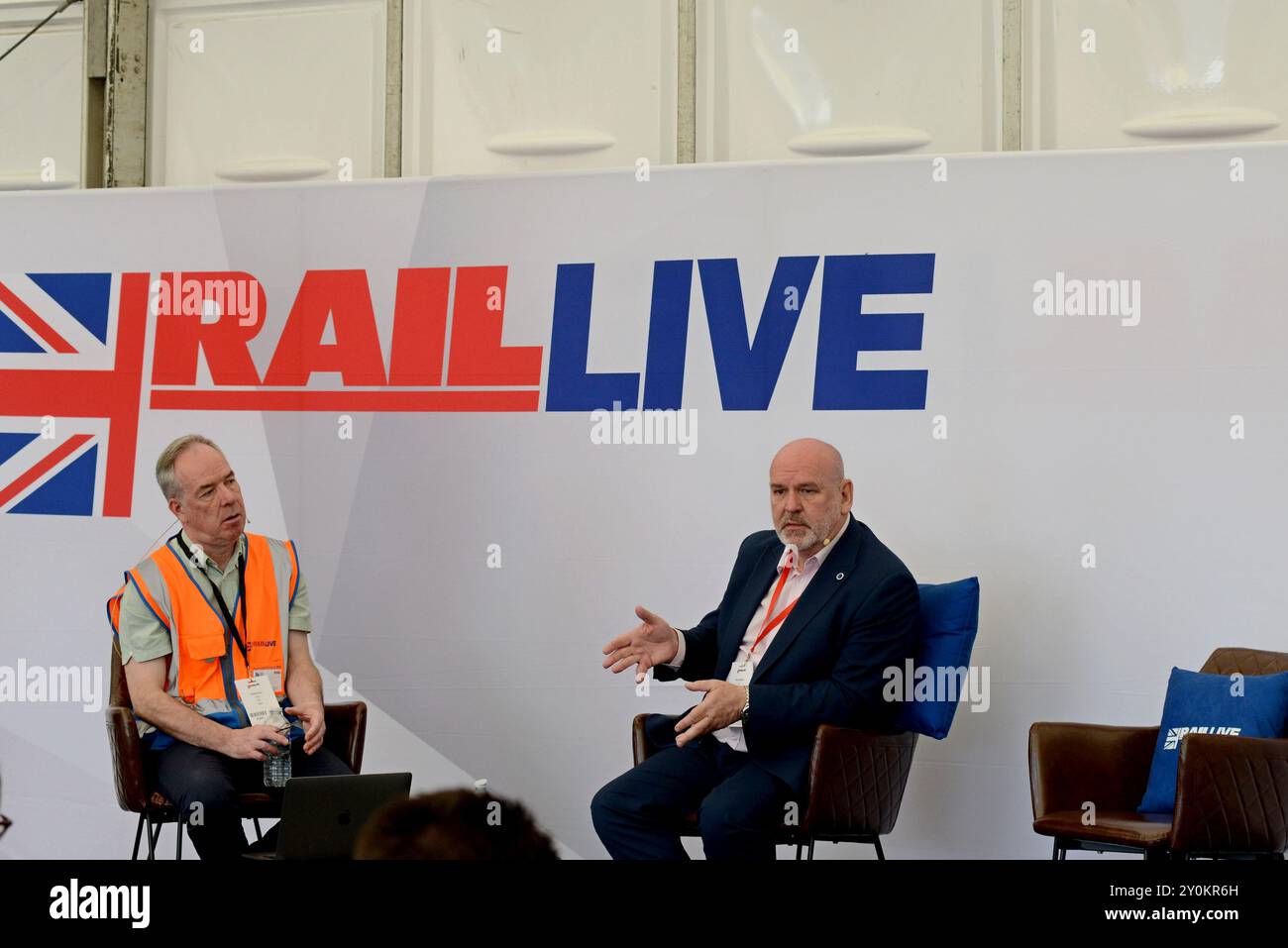 Mick Whelan, secrétaire général de l'ASLEF s'entretient avec le rédacteur en chef du magazine FERROVIAIRE Dickon Ross au salon Rail Live Industry Show, long Marston, juin 2024 Banque D'Images