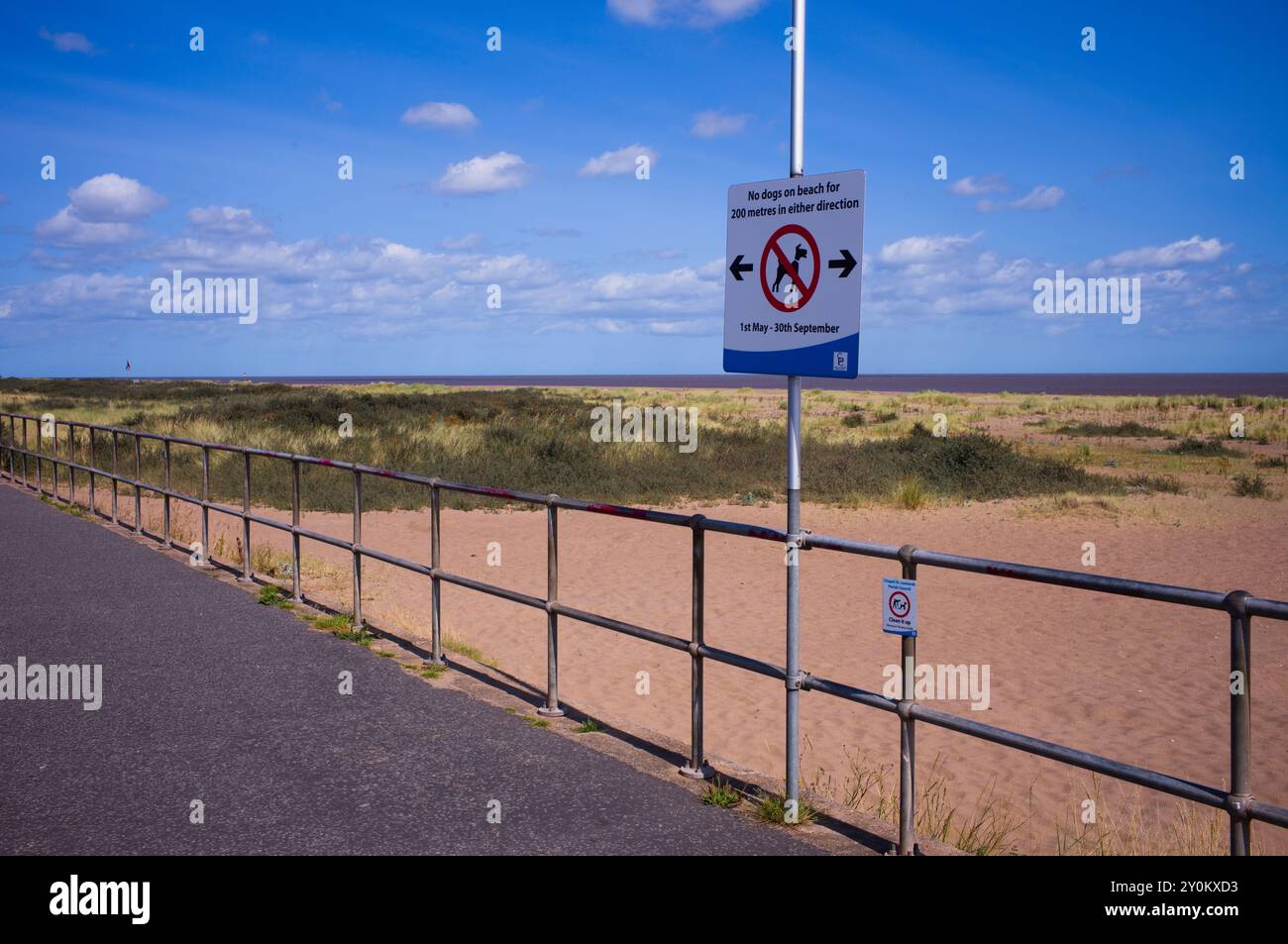 La plage et le panneau de promenade de chien à Chapel St Leonards Banque D'Images