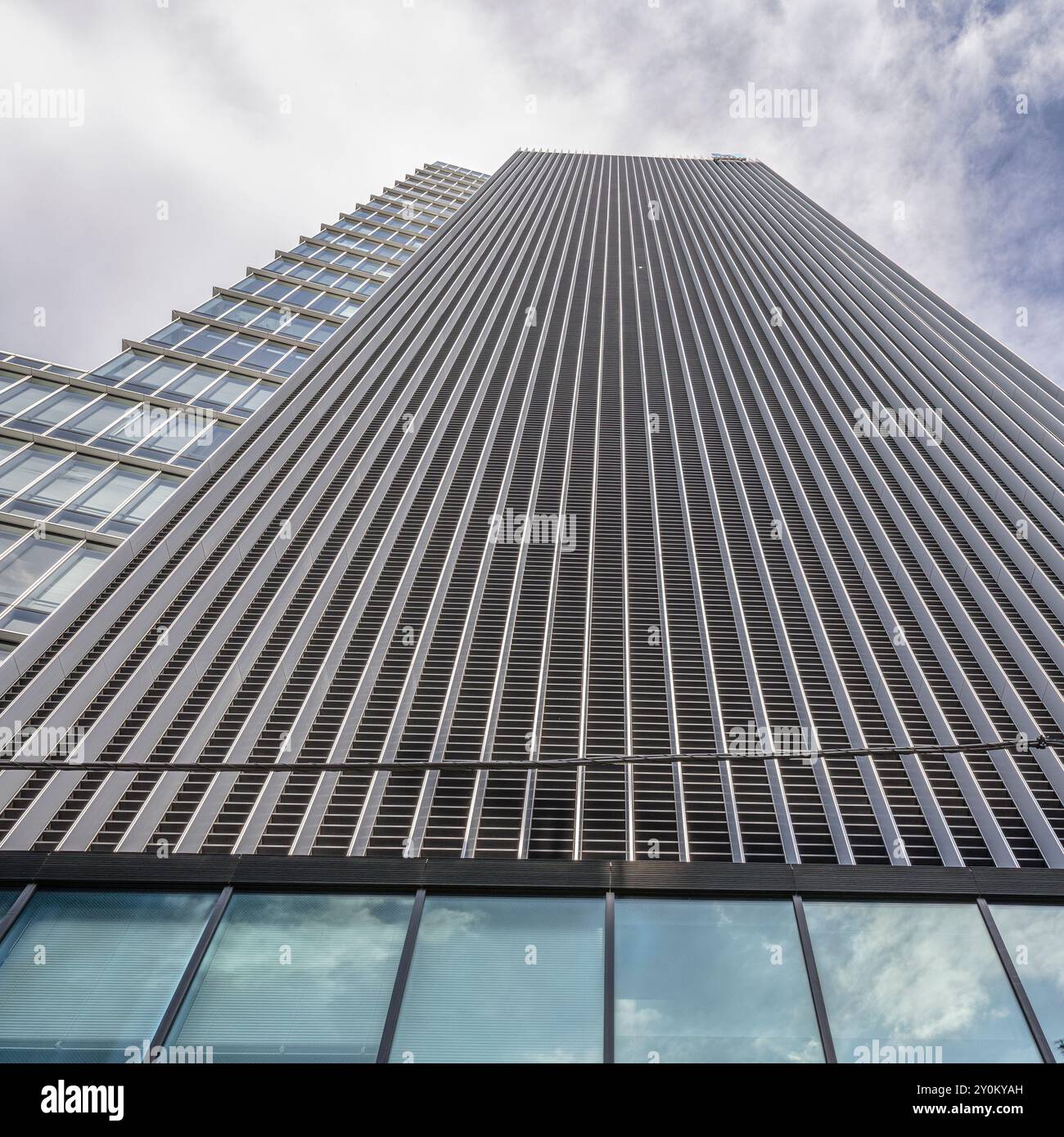 Façade moderne d'immeuble de bureaux s'élevant dans le ciel tokyo Banque D'Images