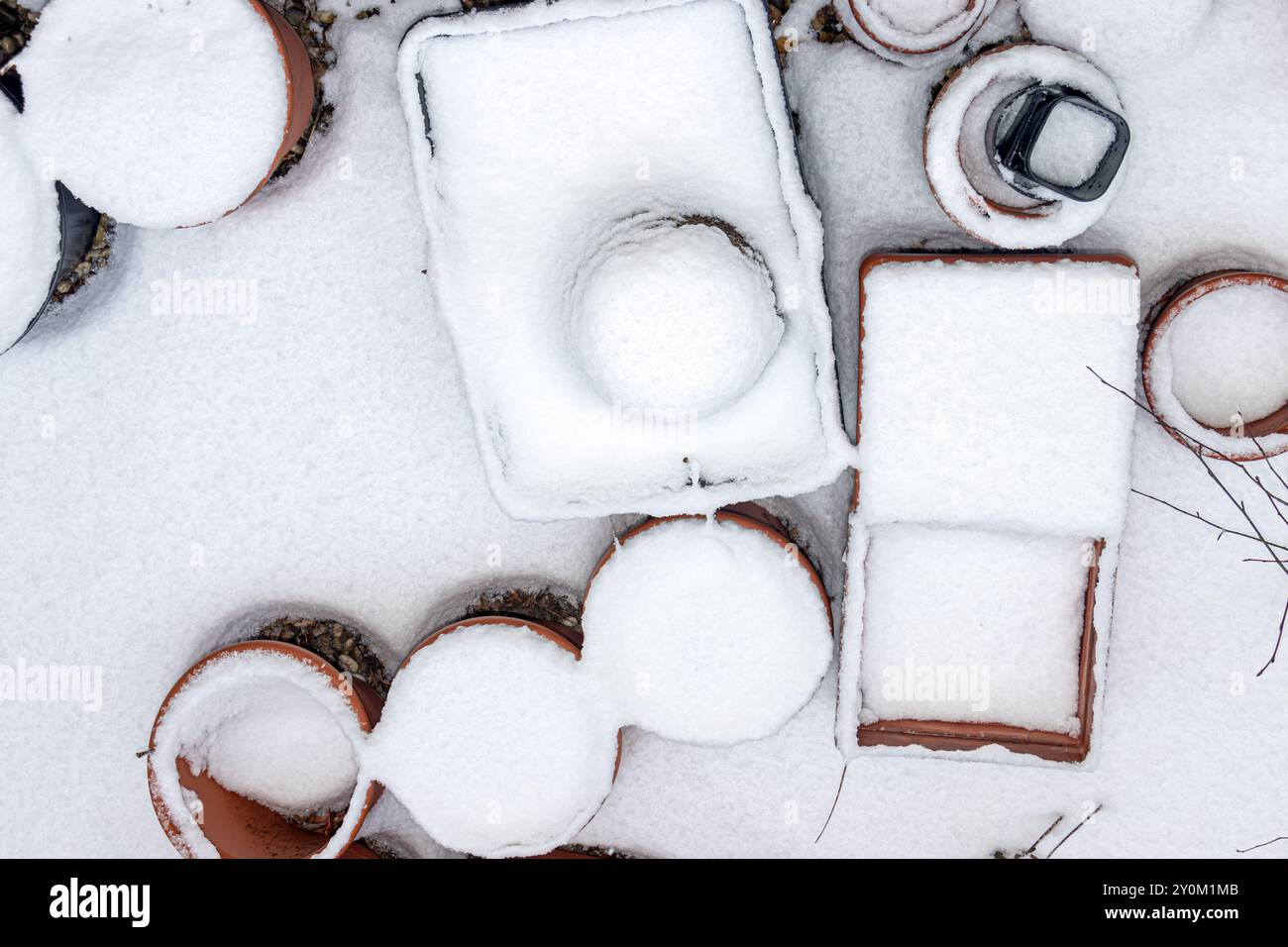 Jardin d'hiver avec pots de fleurs recouverts de neige Banque D'Images