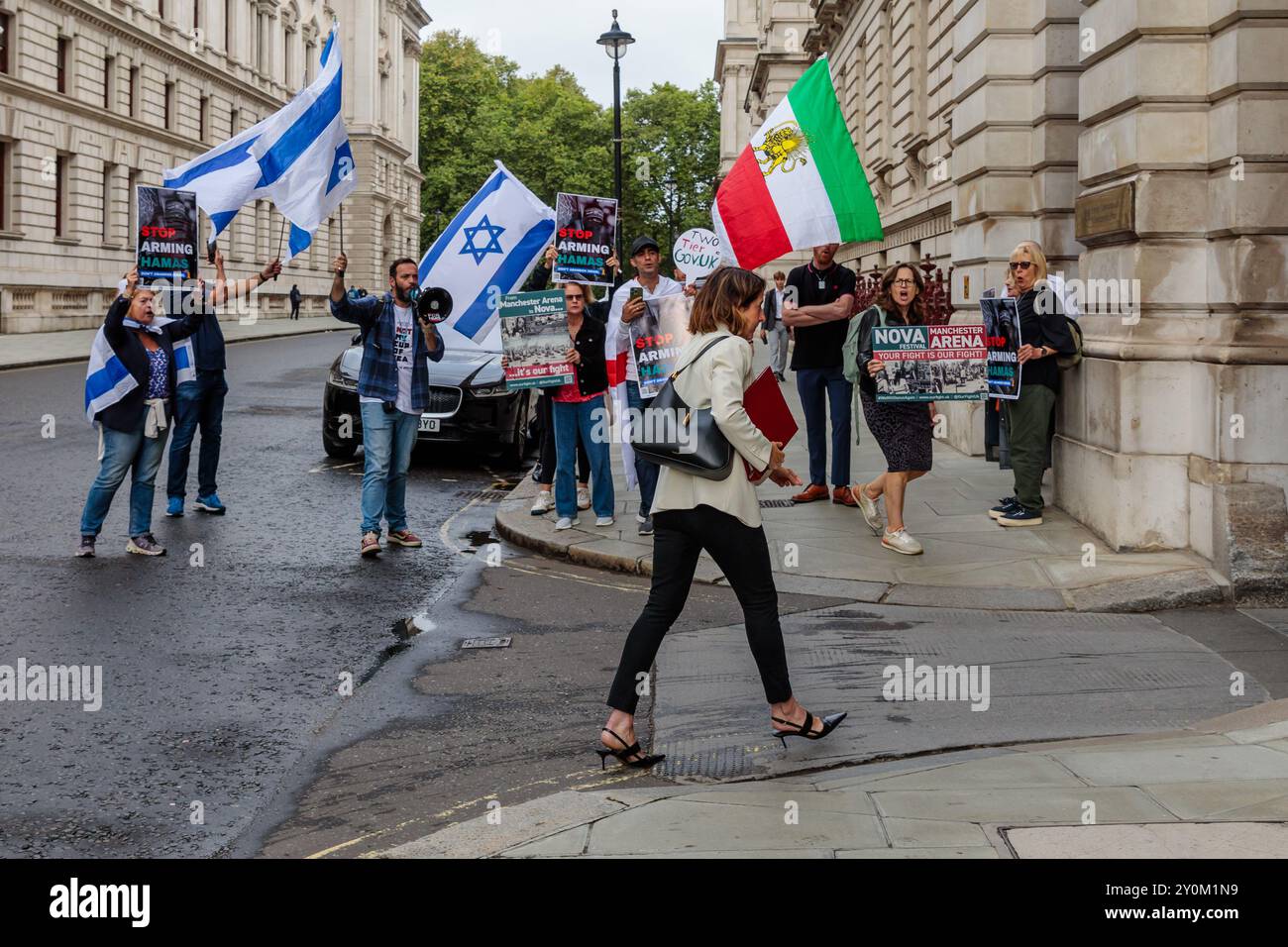 Foreign Office, Londres, Royaume-Uni. 3 septembre 2024. Les groupes de campagne Our Fight UK et Stop the Hate Protest devant le Foreign Office alors que Liz Kendall assiste à la première réunion hebdomadaire du Cabinet au 10 Downing Street après les vacances d'été. Hier, le ministre des Affaires étrangères, David Lammy, a annoncé la suspension d'un certain nombre de licences d'exportation d'armes vers Israël le jour des funérailles de Hersh Goldberg-Polin, l'un des 6 otages assassinés. Crédit : Amanda Rose/Alamy Live News Banque D'Images