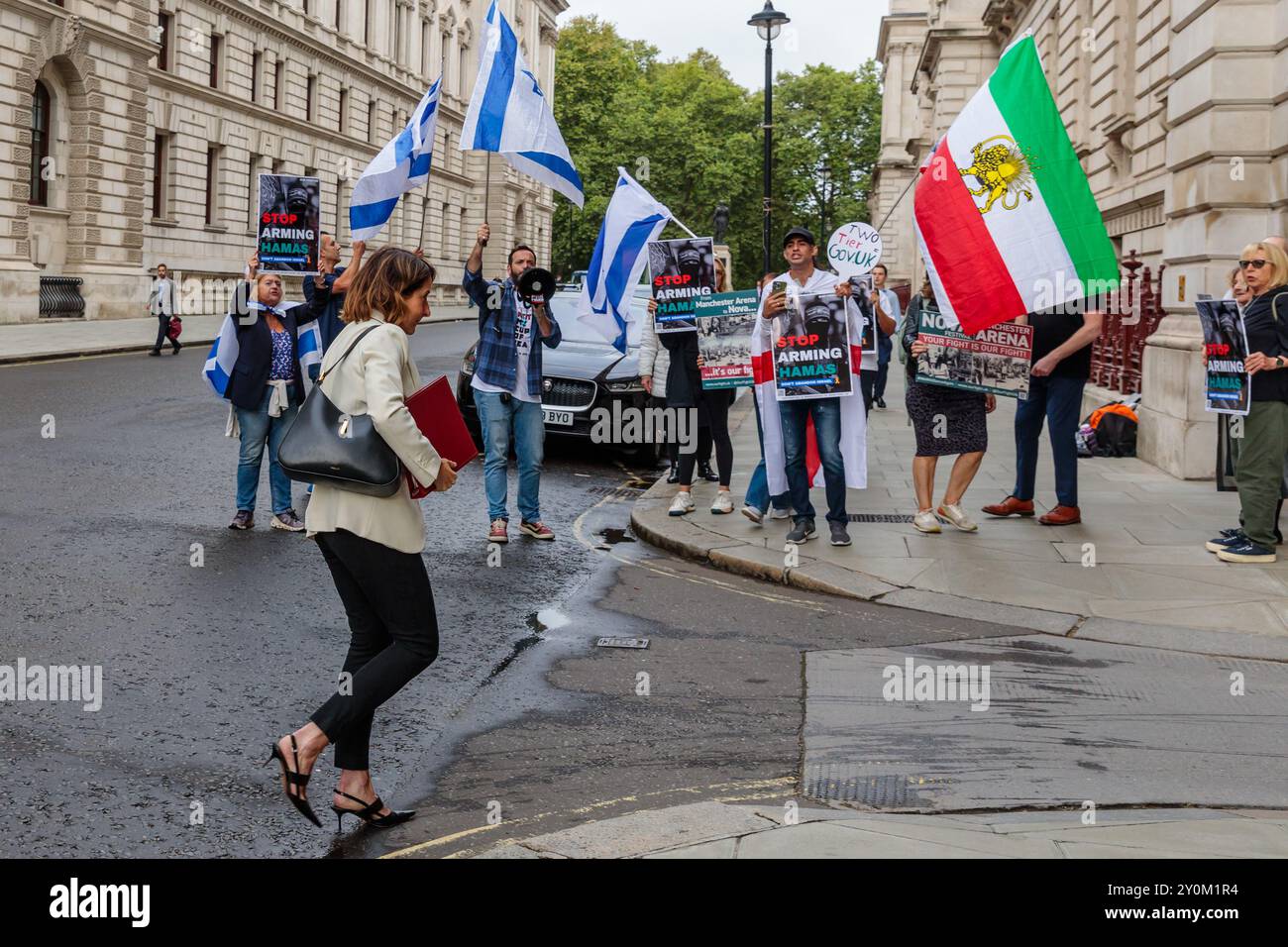 Foreign Office, Londres, Royaume-Uni. 3 septembre 2024. Les groupes de campagne Our Fight UK et Stop the Hate Protest devant le Foreign Office alors que Liz Kendall assiste à la première réunion hebdomadaire du Cabinet au 10 Downing Street après les vacances d'été. Hier, le ministre des Affaires étrangères, David Lammy, a annoncé la suspension d'un certain nombre de licences d'exportation d'armes vers Israël le jour des funérailles de Hersh Goldberg-Polin, l'un des 6 otages assassinés. Crédit : Amanda Rose/Alamy Live News Banque D'Images