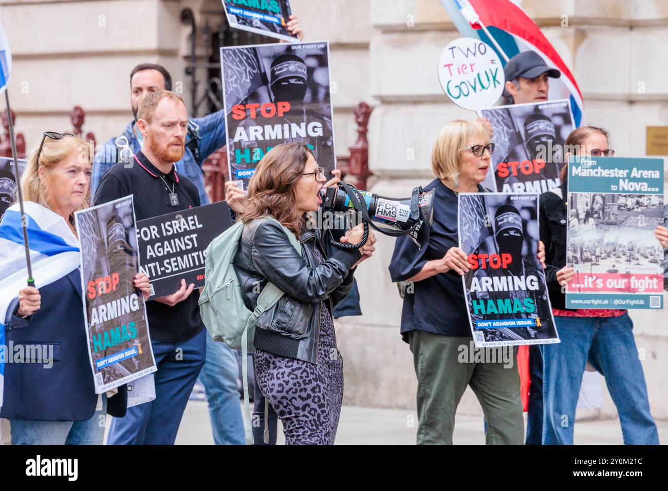Foreign Office, Londres, Royaume-Uni. 3 septembre 2024. Les groupes de campagne Our Fight UK et Stop the Hate Protest devant le Foreign Office alors que les ministres assistent à la première réunion hebdomadaire du Cabinet au 10 Downing Street après les vacances d'été. Hier, le ministre des Affaires étrangères, David Lammy, a annoncé la suspension d'un certain nombre de licences d'exportation d'armes vers Israël le jour des funérailles de Hersh Goldberg-Polin, l'un des 6 otages assassinés. Crédit : Amanda Rose/Alamy Live News Banque D'Images