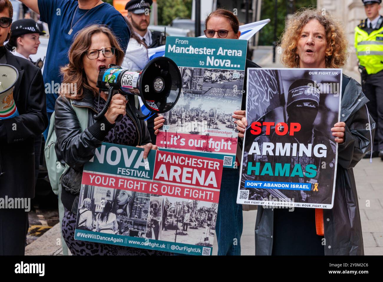 Foreign Office, Londres, Royaume-Uni. 3 septembre 2024. Les groupes de campagne Our Fight UK et Stop the Hate Protest devant le Foreign Office alors que les ministres assistent à la première réunion hebdomadaire du Cabinet au 10 Downing Street après les vacances d'été. Hier, le ministre des Affaires étrangères, David Lammy, a annoncé la suspension d'un certain nombre de licences d'exportation d'armes vers Israël le jour des funérailles de Hersh Goldberg-Polin, l'un des 6 otages assassinés. Crédit : Amanda Rose/Alamy Live News Banque D'Images