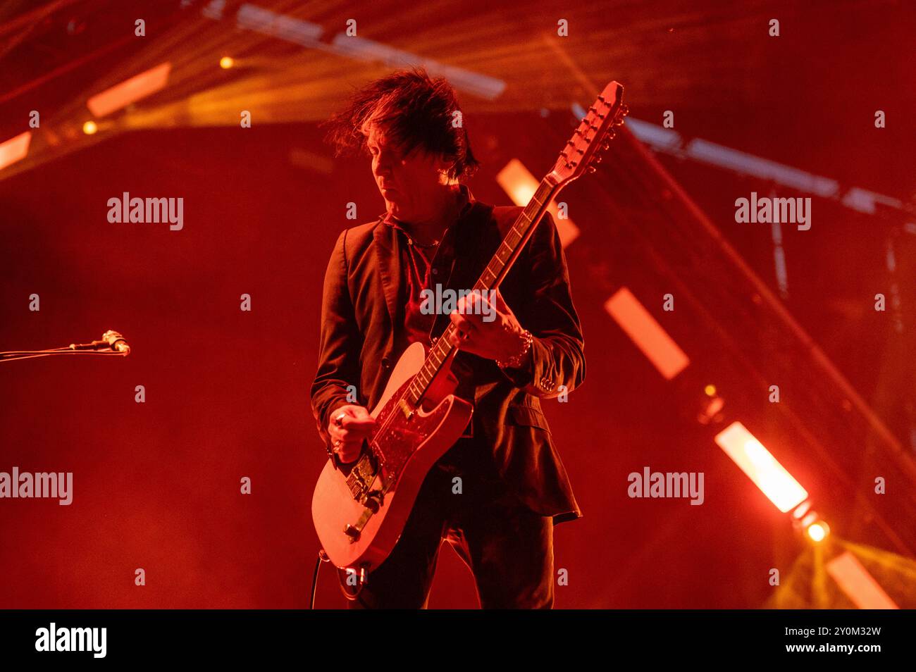 06 juillet 2024 : Troy Van Leeuwen se produit avec Queens of the Stone Age au festival IDays à Milan, en Italie Banque D'Images