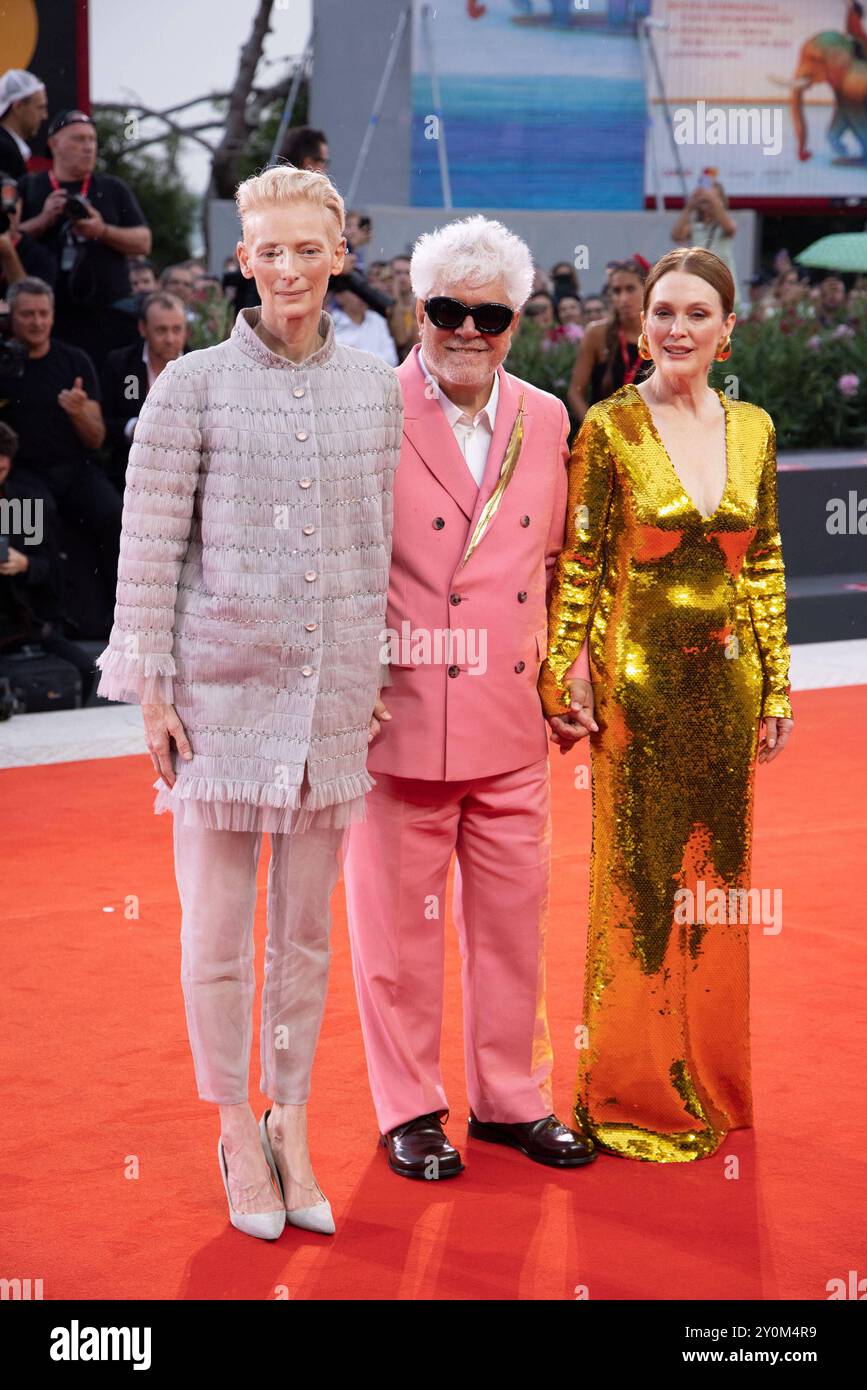 Nouvelles - The Room Next Door - tapis rouge - le 81e Festival international du film de Venise Tilda Swinton, Pedro Almodovar et Julianne Moore assistent au tapis rouge The Room Next Door lors du 81e Festival international du film de Venise le 02 septembre 2024 à Venise, Italie. Photo : Cinzia Camela. Lido di Venezia Palazzo del Cinema Italy Copyright : xCinziaxCamelax/xLiveMediax LPN_1502225 Banque D'Images