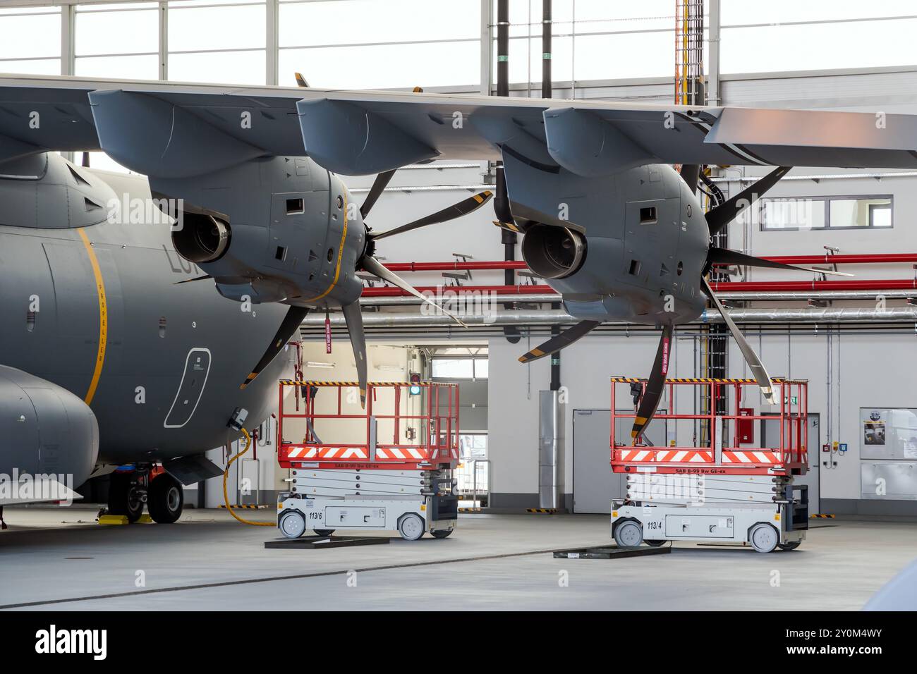 WUNSTORF, ALLEMAGNE - le 9 juin 2018 : de l'air allemande (Luftwaffe) Airbus A400M, avion de transport militaire dans un hangar de la base aérienne d'homebase Wunstorf. Banque D'Images