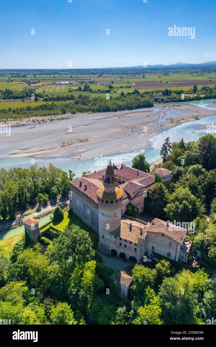 Vue aérienne du château médiéval de Rivalta construit sur la rivière Trebbia. Quartier de Piacenza, Emilie-Romagne, Italie. Banque D'Images