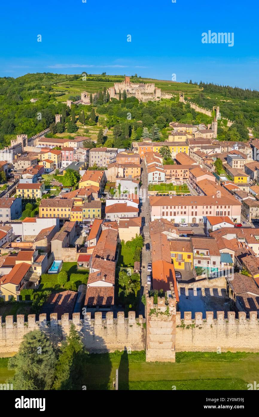 Vue aérienne du château Scaligero de Soave en été. Vérone district, Vénétie, Italie, Europe. Banque D'Images