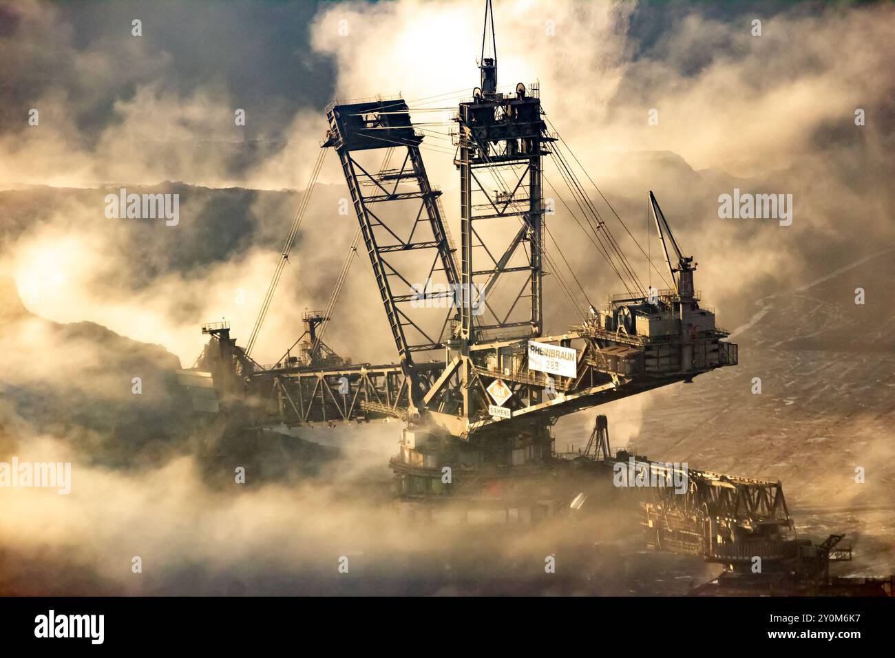Excavatrice sur roues à godets extrayant du lignite lignite à l'aube dans la mine à ciel ouvert Garzweiler de RWE Tagebau. Hambach, Allemagne - 14 décembre 2015 Banque D'Images