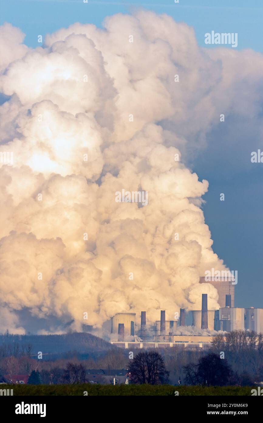 Les émissions des cheminées de l'usine de production d'énergie causent la pollution de l'air. Banque D'Images