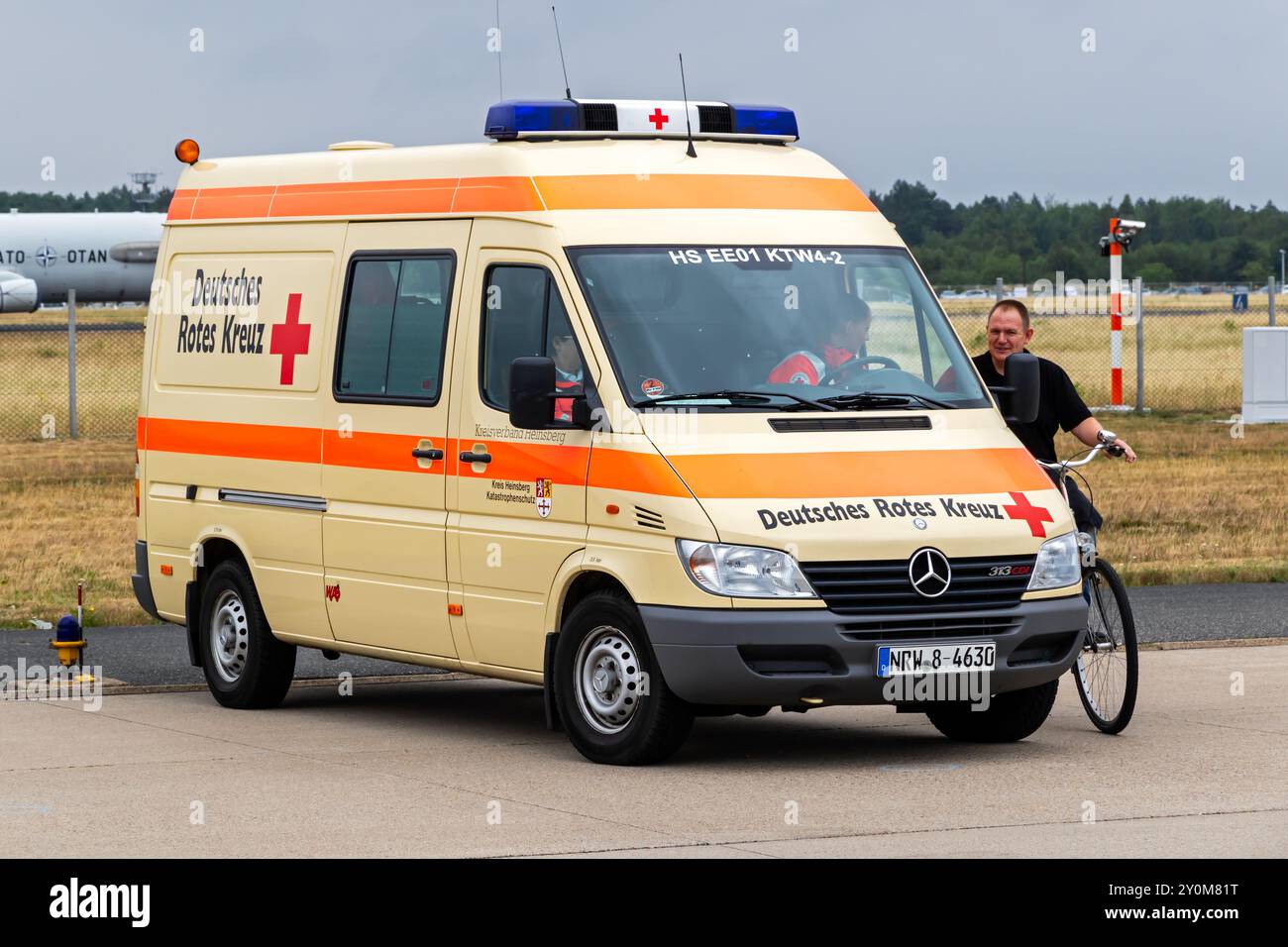 Deutsches Rotes Kreuz (Croix-Rouge allemande) Mercedes-Benz Sprinter en attente lors de la journée portes ouvertes de la base aérienne OTAN de Geilenkirchen. Allemagne - 2, 2 juillet Banque D'Images