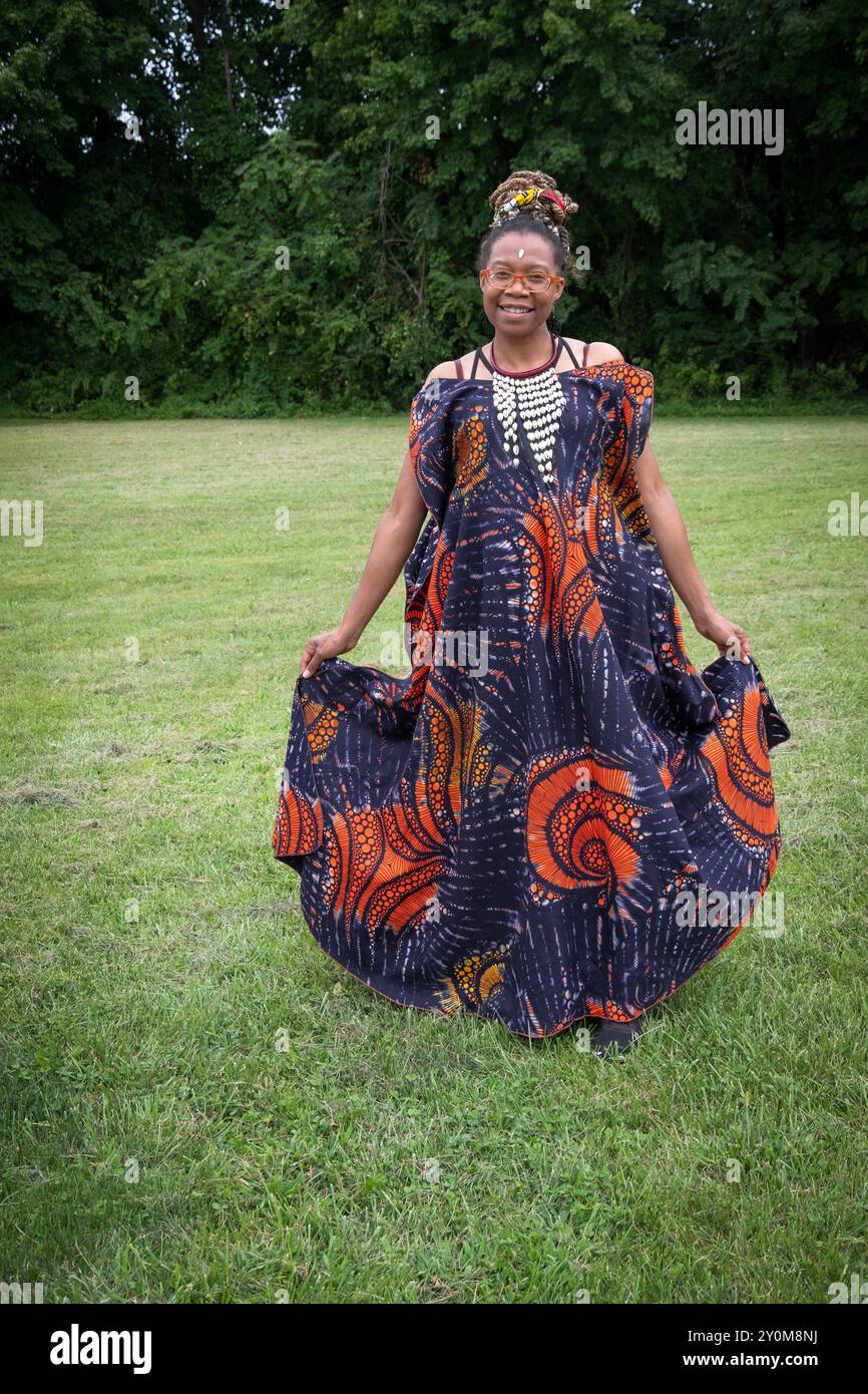 Portrait d'un vendeur à la Wakanda Celebration annuelle portant des vêtements distinctifs ouest-africains. À Mount Vernon, Westchester, New York. Banque D'Images