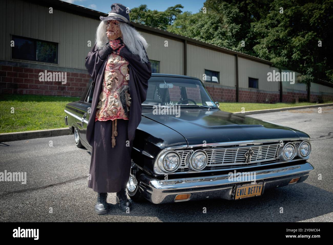 Un homme de 71 ans habillé comme un diable ou un acteur de film d'horreur devant sa ford '64 'Evil Betty. Au Fishkill Horror Fest dans le comté de Dutchess, New York. Banque D'Images