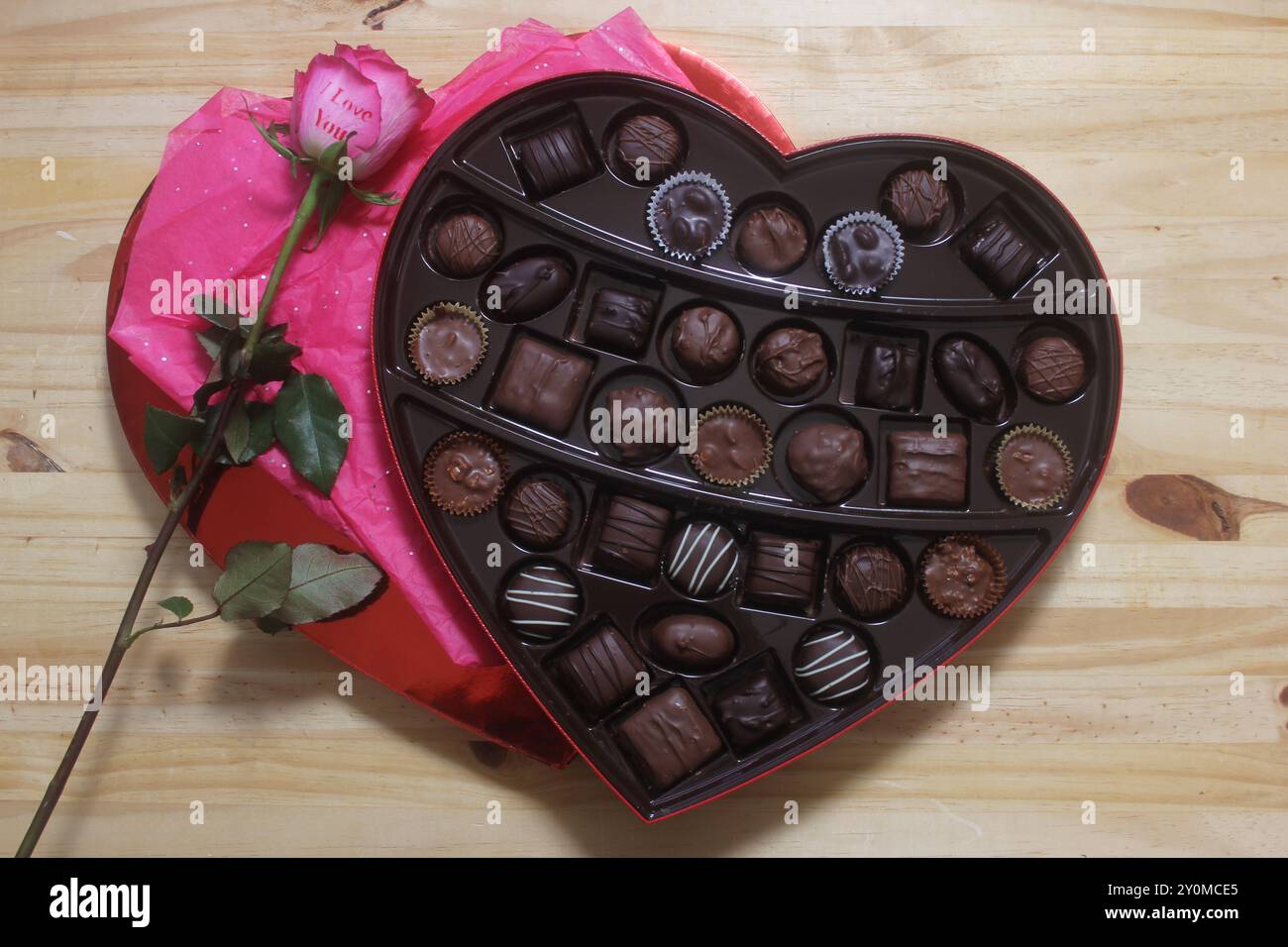 Rose rose et boîte de chocolats assortis pour la Saint-Valentin Banque D'Images