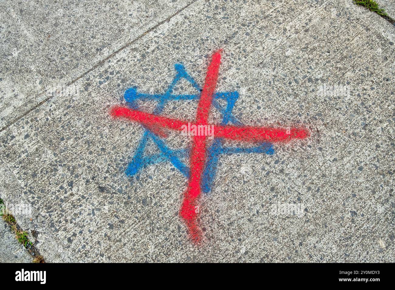 Pendant la guerre du Hamas en Israël, une étoile de David est abîmée par un grand x. dans un quartier juif orthodoxe du comté de Rockland. Banque D'Images