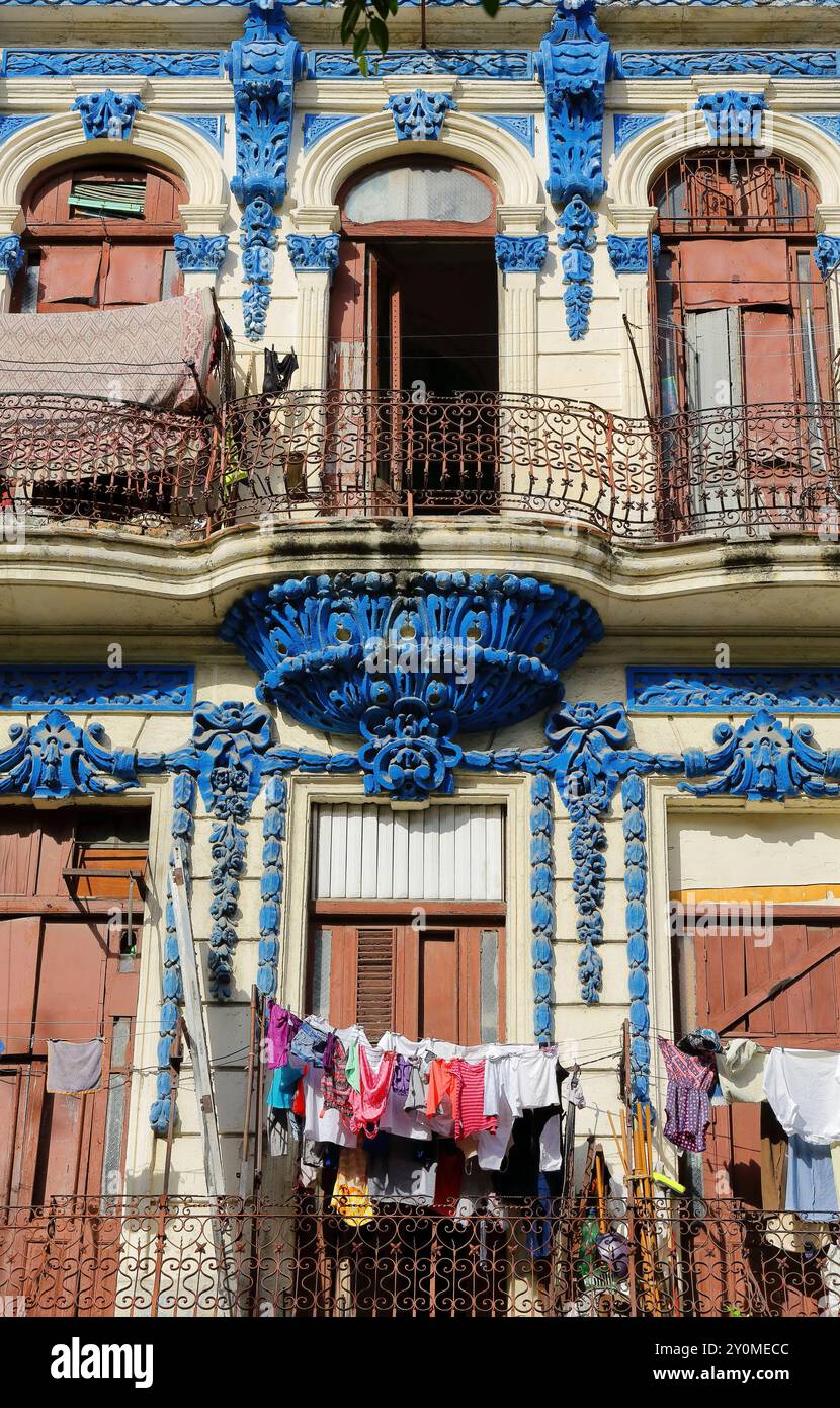 678 début des années 1900 bâtiment de style éclectique premier et deuxième étages façade motley sur 308 Paseo del Prado côté ouest, séchage du linge sur balcon. La Havane-Cuba Banque D'Images